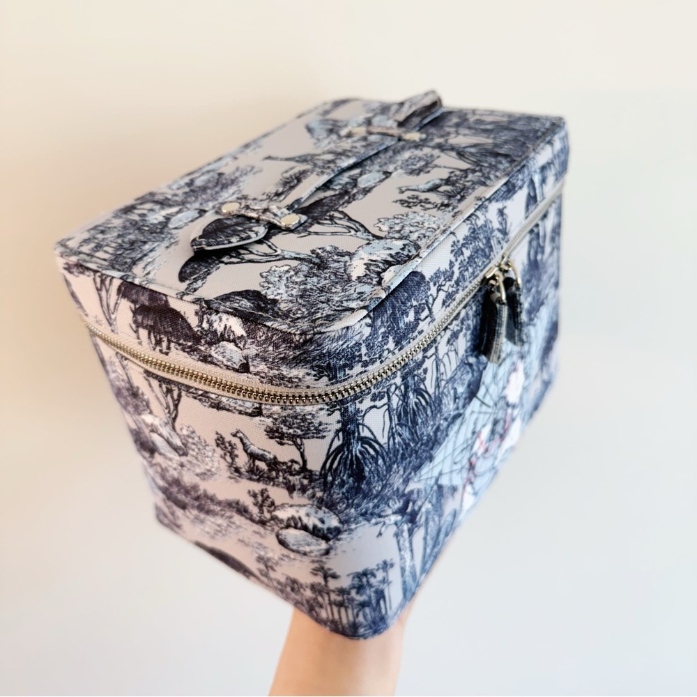 Dior Around The World Blue Makeup Box - Picture 8 of 9